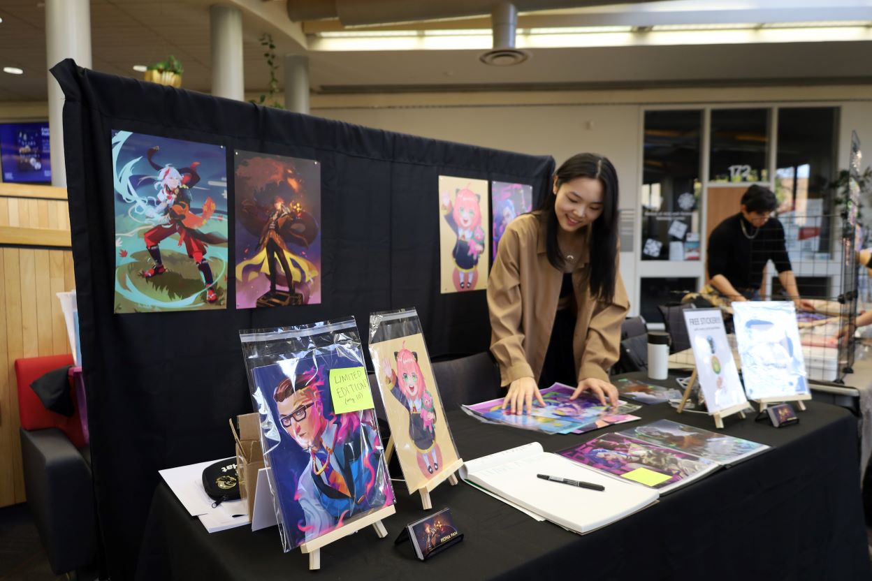 A woman preparing for Artist Alley.